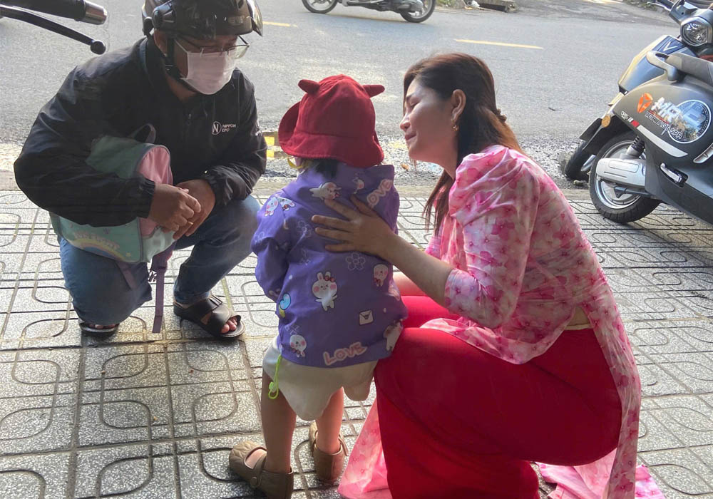 Su-ngang-tam-mat-voi-tre-trong-can-thiep-cho-tre-roi-loan-phat-trien